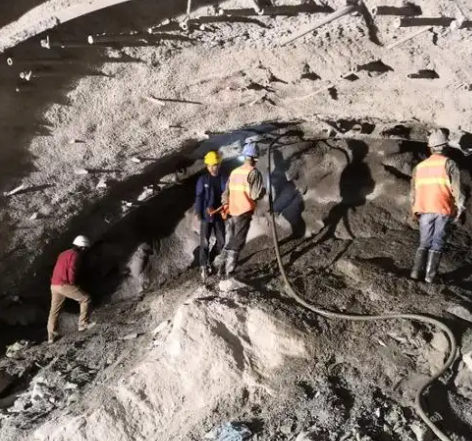 晴隆拱顶带模注浆料的施工流程及注意事项